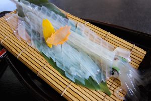 呼子イカの活き造りと温泉蒸玉子